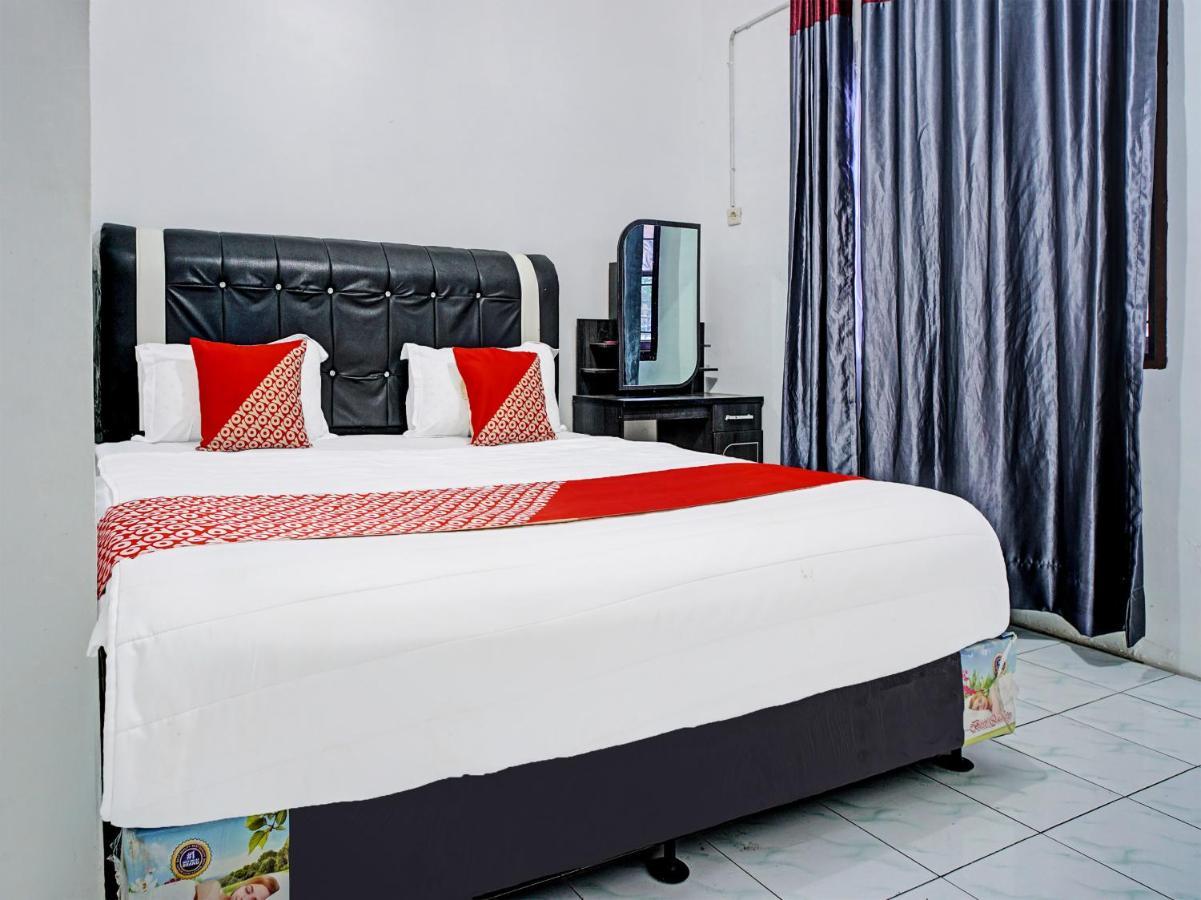 Oyo 90209 Dk Singarimbun Berastagi Homestay Exterior foto